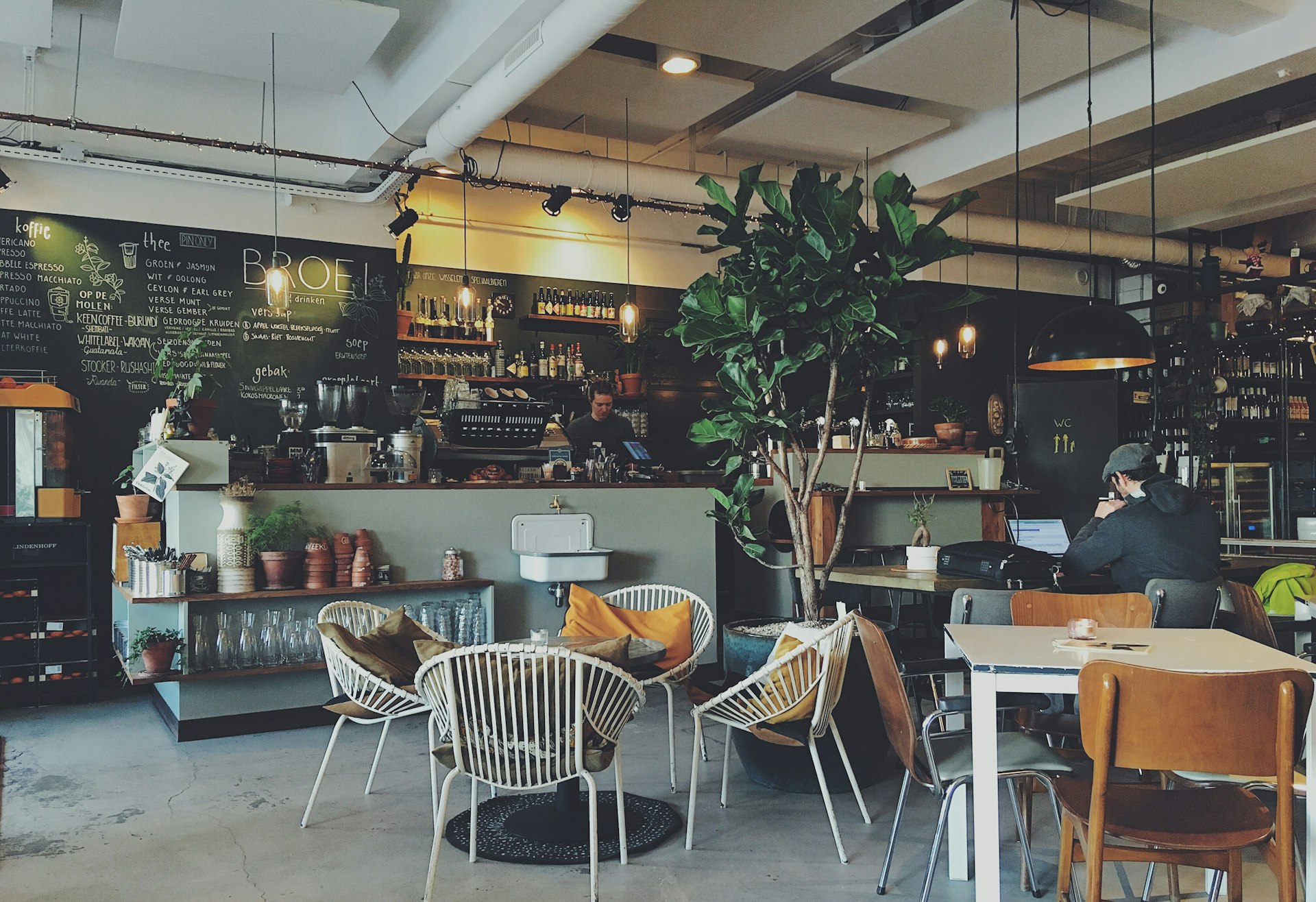 Interior de un café moderno y luminoso
